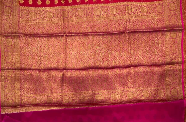 Humairah_Presents_Pure_Handloom_Red_Chiffon_Floral_Copper_Zari_Booti_with_Contrast_Magenta_Paisley_Zari_Border_and_Magenta_Blouse