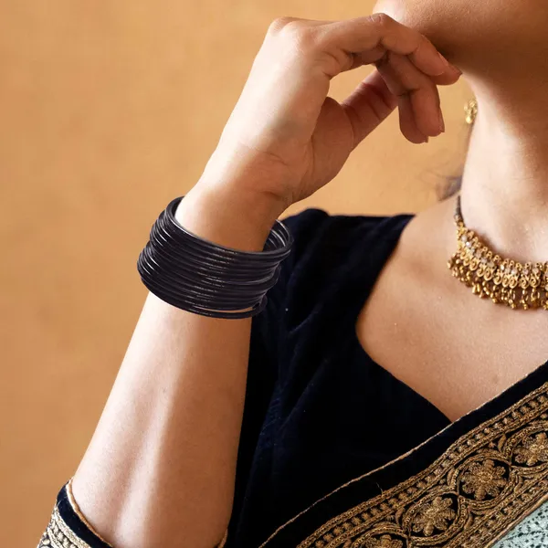Glass_Bangles_For_Women_&_Girls_Chudi_Set_Plain_Black_With_Glossy_Finished_(Pack_of_16)