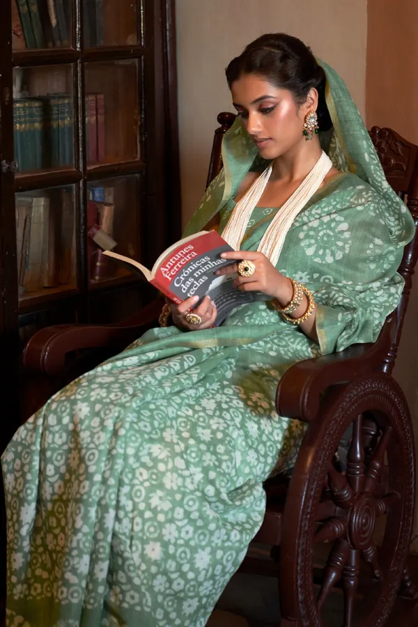 Viridian_Green_Soft_Mul_Cotton_Saree_With_Batik_Print_&_Zari_Woven