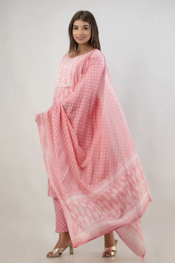 Stylish_&_Elegant_Women_Kurta_Pant_Dupatta_Set