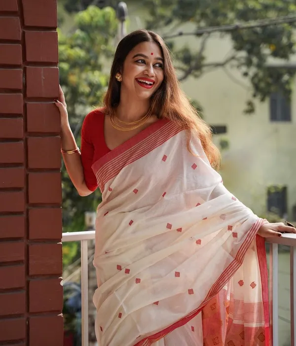 Women's_Kanjivaram_Banarasi_Soft_Cotton_Silk_Zari_Woven_Saree_With_Blouse_Piece_With_Blouse_Piece