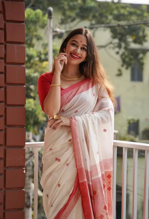 Women's_Kanjivaram_Banarasi_Soft_Cotton_Silk_Zari_Woven_Saree_With_Blouse_Piece_With_Blouse_Piece