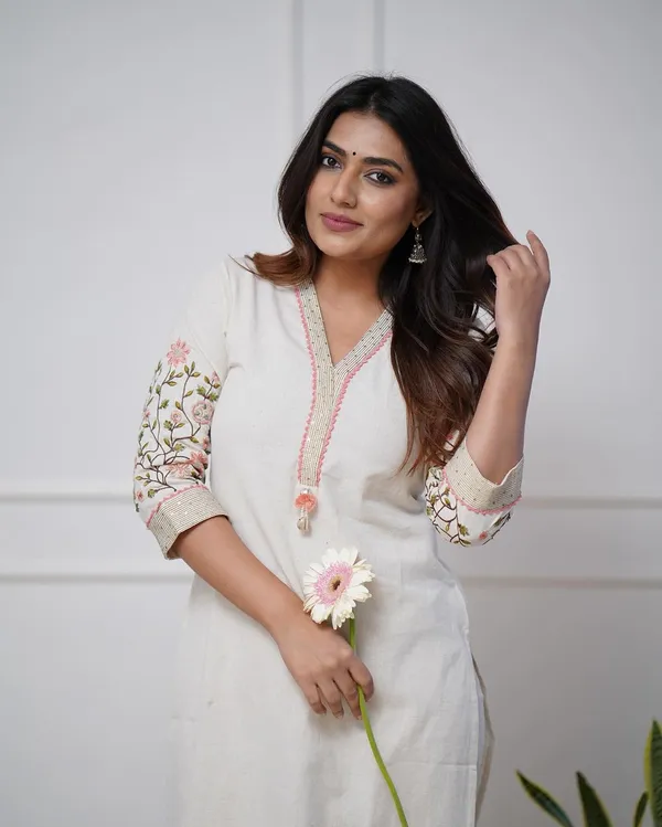 WHITE_EMBROIDERD_COTTON_BLIND_KURTA_AND_PANT_SET.