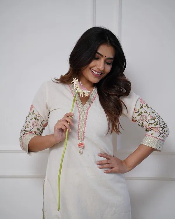 WHITE_EMBROIDERD_COTTON_BLIND_KURTA_AND_PANT_SET.