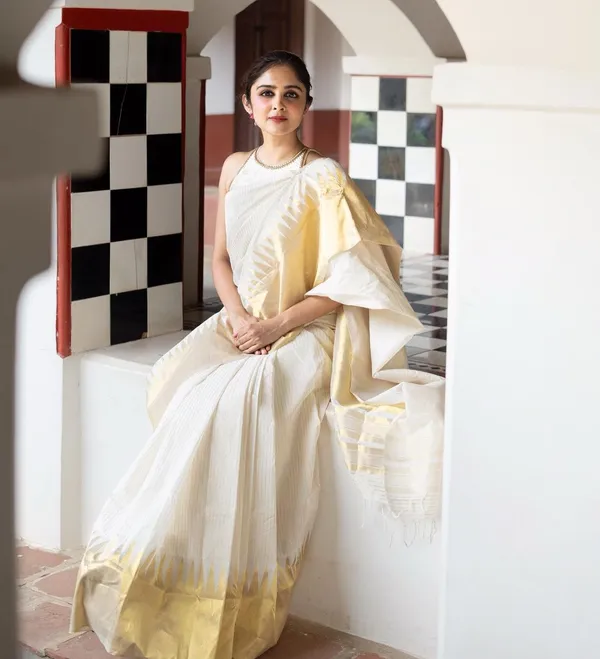 White_Kanjivaram_Silk_Saree_With_Blouse_Piece_For_Women