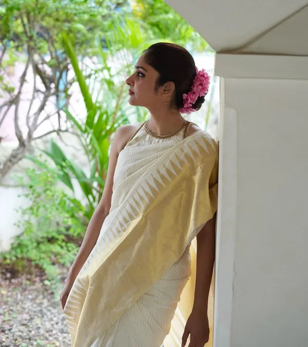 White_Kanjivaram_Silk_Saree_With_Blouse_Piece_For_Women