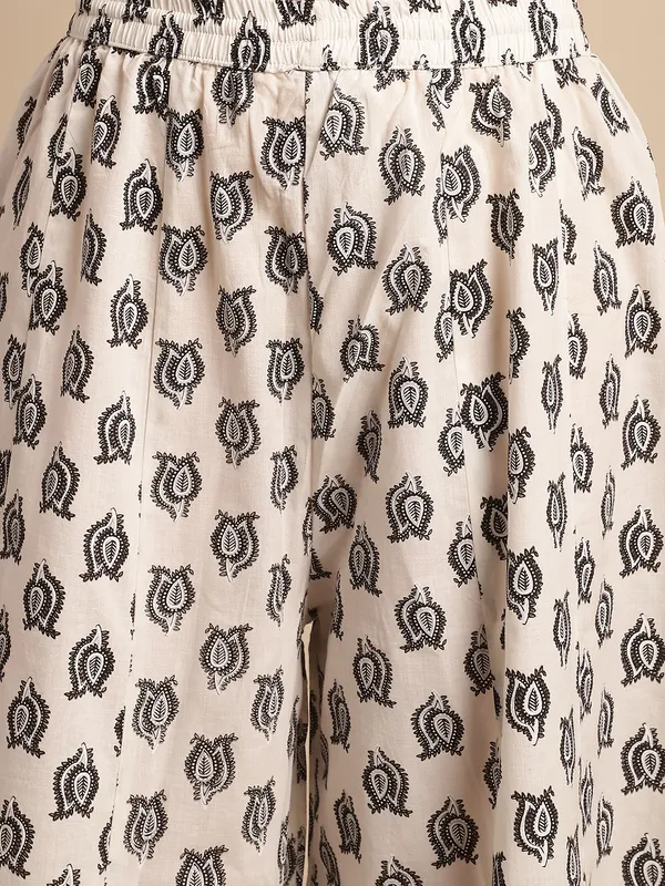 Black_Cotton_Flair_Printed_Regular_Palazzo