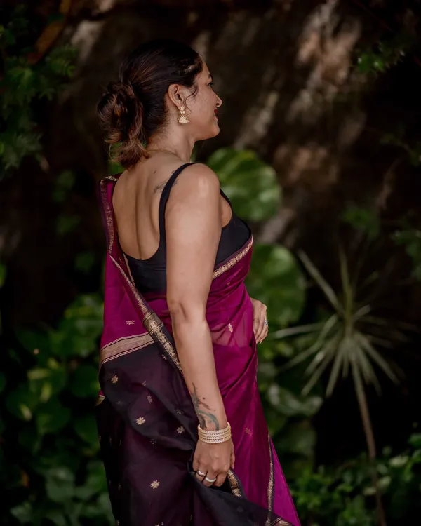 Wine_Banarasi_Silk_Zari_Saree_With_Blouse_For_Women