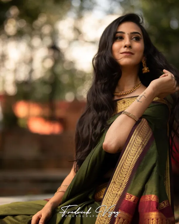 Green_Woven_Kanjivaram_100%_Pure_Silk_Saree_with_Free_Saree_Cover