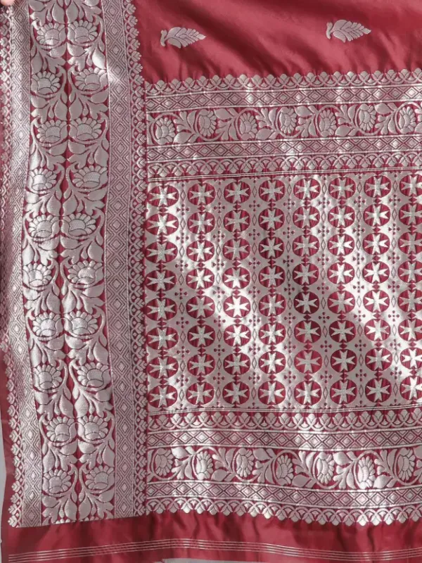 Maroon_Woven_Kanjivaram_100%_Pure_Silk_Saree_with_Free_Saree_Cover