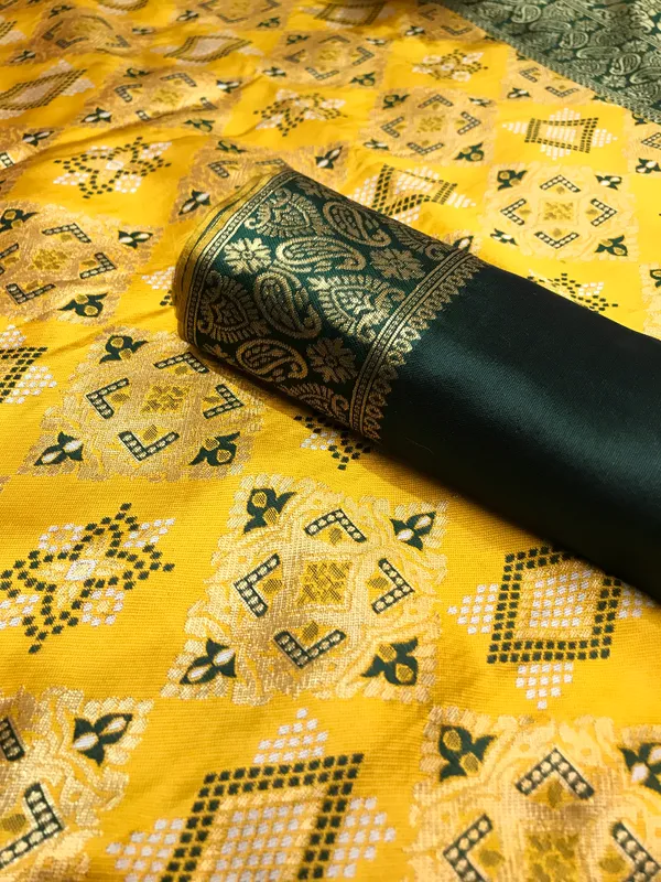 Yellow_Woven_Kanjivaram_100%_Pure_Silk_Saree_with_Free_Saree_Cover