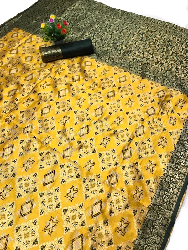 Yellow_Woven_Kanjivaram_100%_Pure_Silk_Saree_with_Free_Saree_Cover