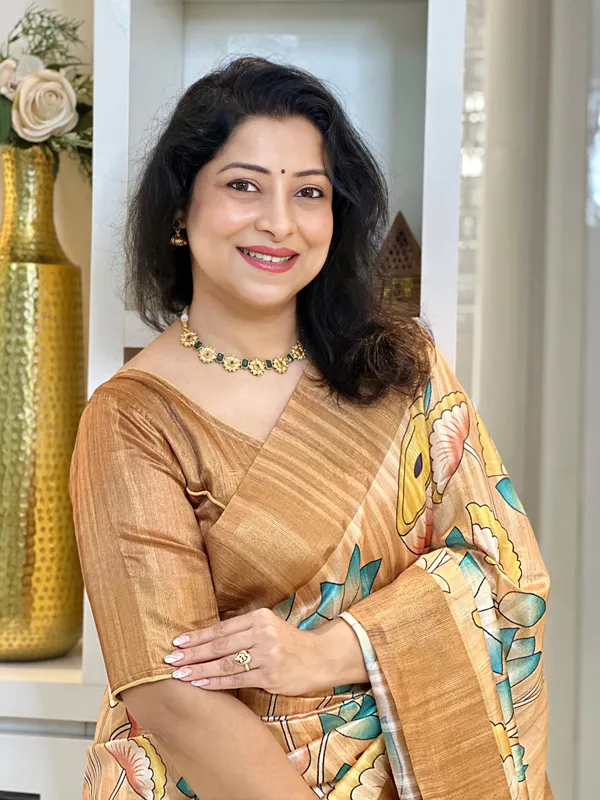 Darika_Mehendi_Green_–_Navratri_Special_|_Soft_Tussar_Silk_Saree_with_Print,_Pallu_&_Zari_Border_&_Contrast_Print_Blouse_with_Tassels