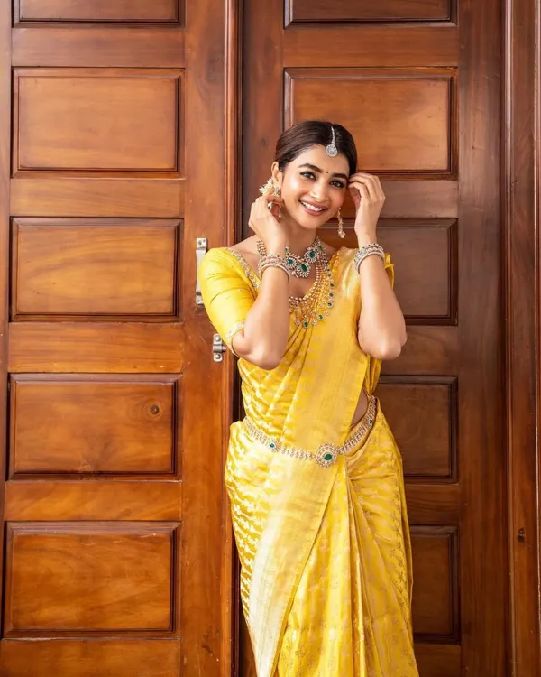 Yellow_Soft_Banarasi_Silk_Saree_With_Blouse_Piece_For_Women