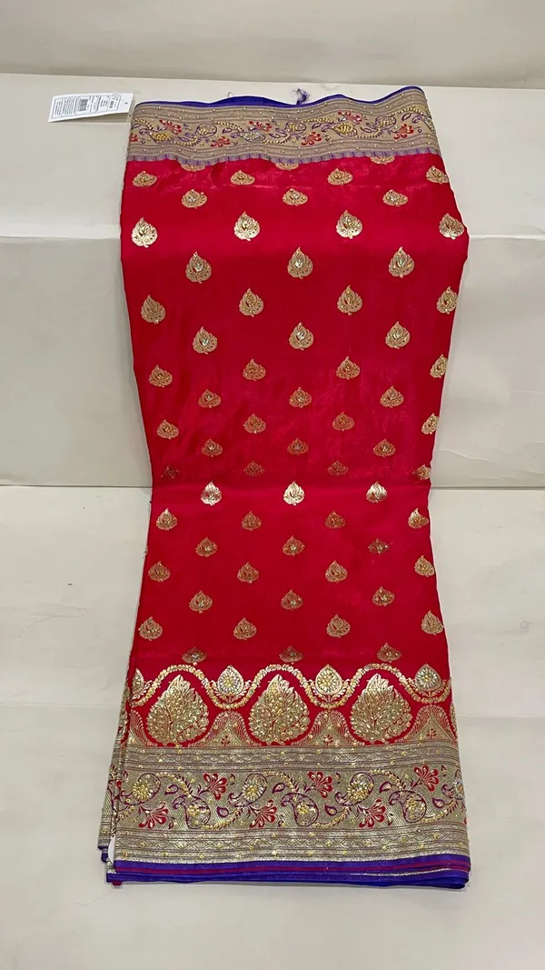 Humairah_Presents_Red_Stone_Work_Golden_Zari_Booti_with_Contrast_Blue_Paisely_Lehariya_Pallu_Zari_Border_with_Blue_Blouse_Banarasi_Saree