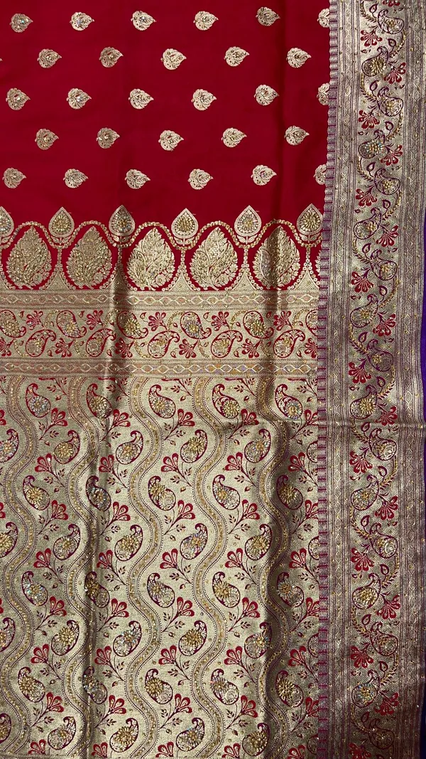 Humairah_Presents_Red_Stone_Work_Golden_Zari_Booti_with_Contrast_Blue_Paisely_Lehariya_Pallu_Zari_Border_with_Blue_Blouse_Banarasi_Saree