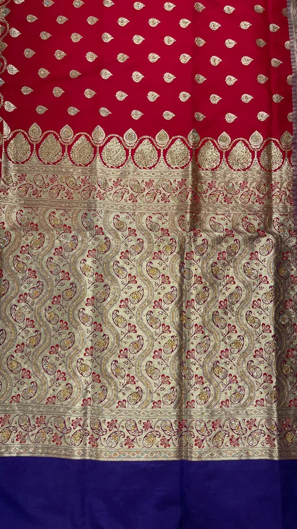 Humairah_Presents_Red_Stone_Work_Golden_Zari_Booti_with_Contrast_Blue_Paisely_Lehariya_Pallu_Zari_Border_with_Blue_Blouse_Banarasi_Saree