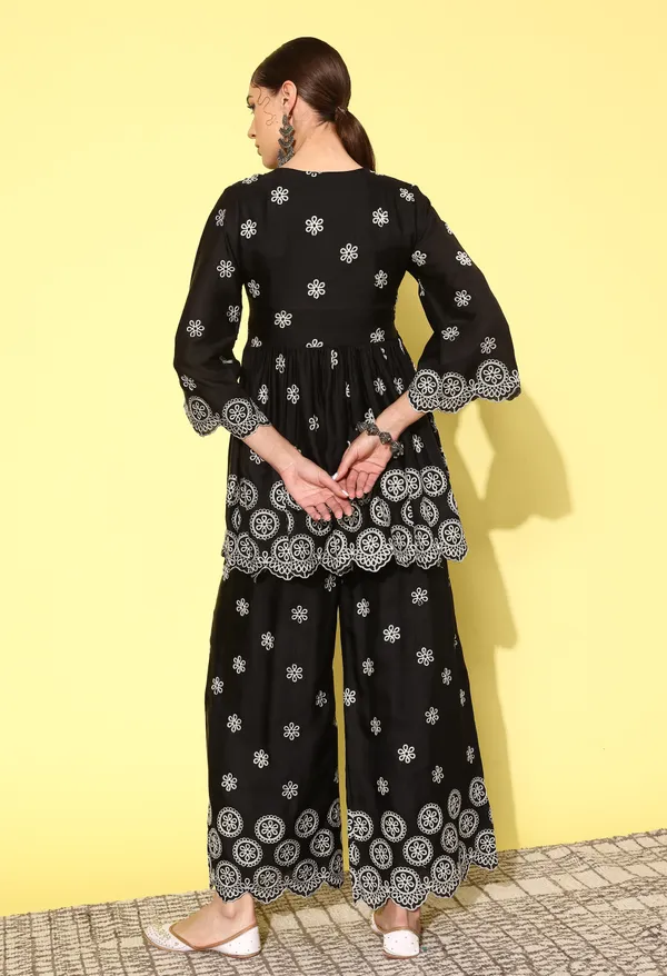 Black_Floral_Embroidered_Regular_Thread_Work_Kurta_With_Palazzos