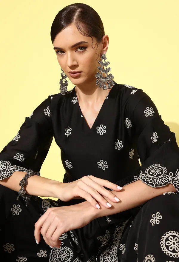 Black_Floral_Embroidered_Regular_Thread_Work_Kurta_With_Palazzos