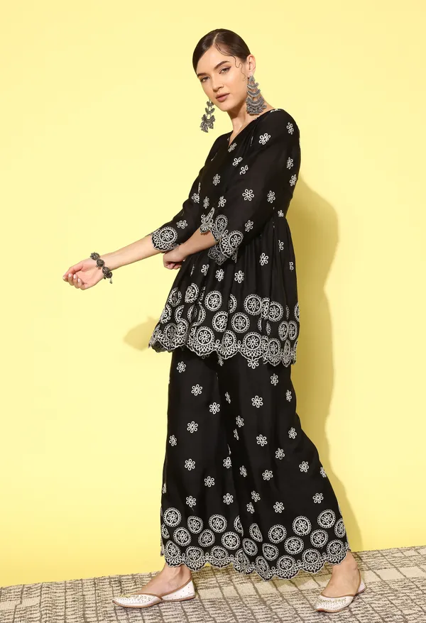 Black_Floral_Embroidered_Regular_Thread_Work_Kurta_With_Palazzos