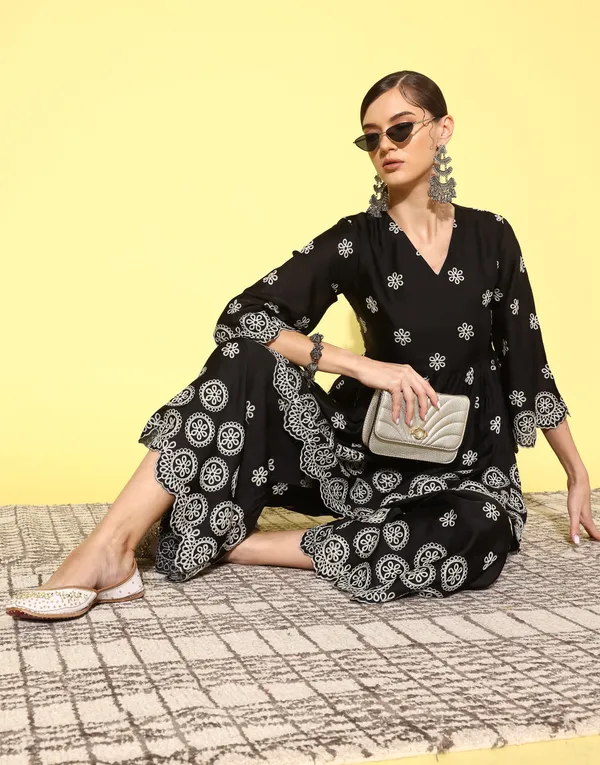 Black_Floral_Embroidered_Regular_Thread_Work_Kurta_With_Palazzos