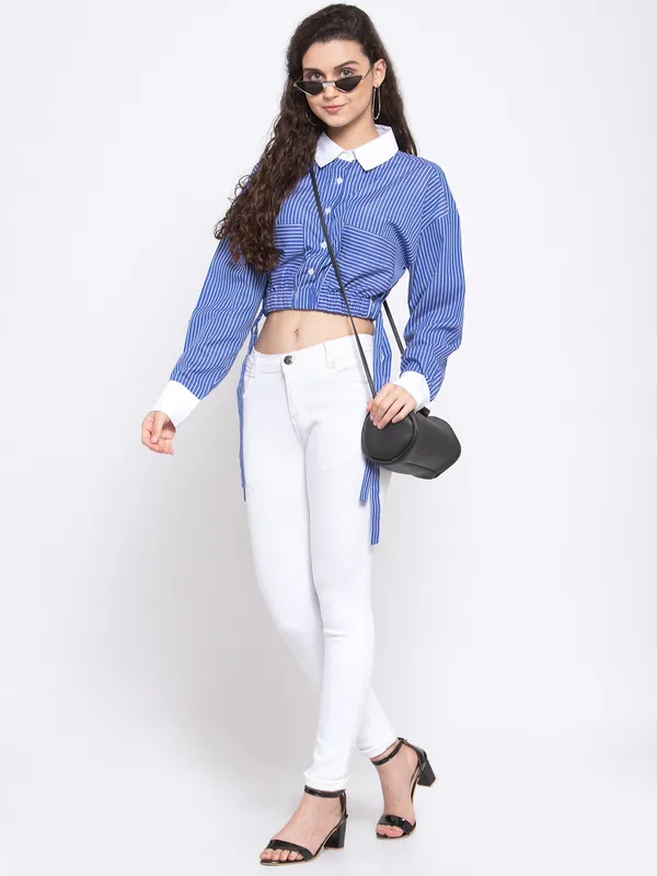 Zastraa_Women_Blue_&_White_Slim_Fit_Striped_Cropped_Casual_Shirt