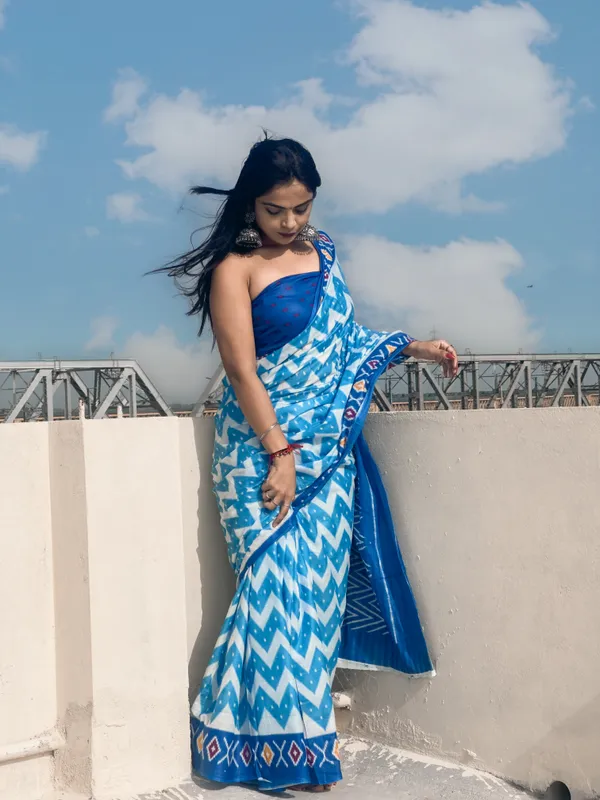 Sky_Blue_Ikat_Hand_Print_Pure_Cotton_Saree_With_Blouse_Piece