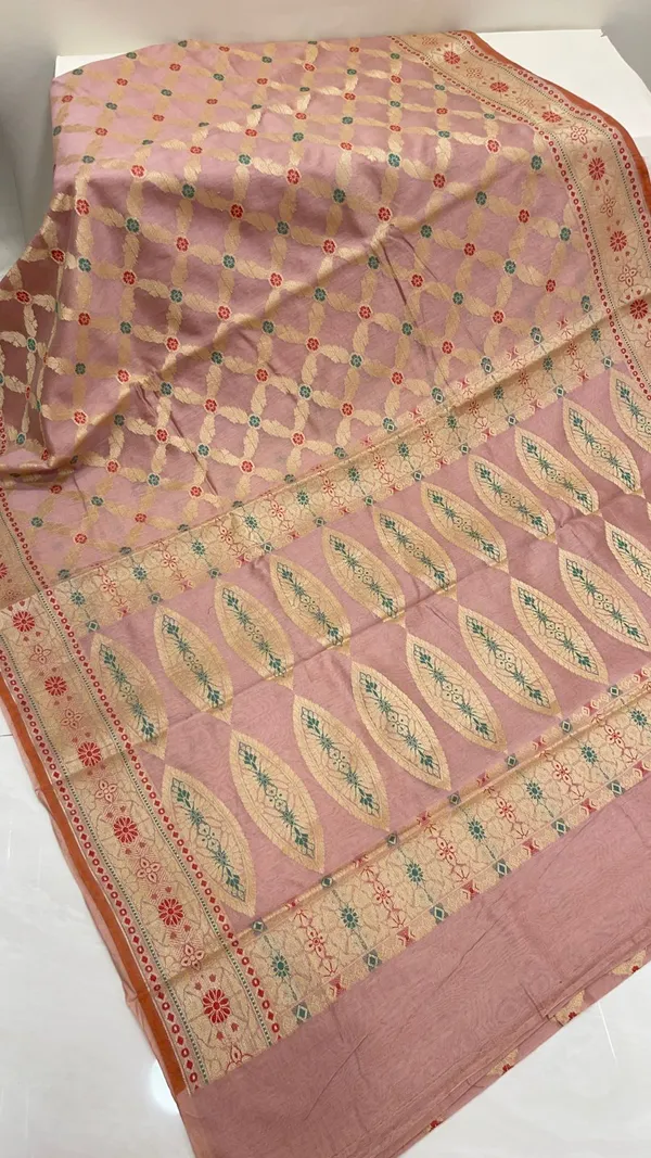 Humairah_Presents_Light_Mauve_Cotton_Golden_Zari_Striped_Mina_Jaal_with_Minakari_Zari_Border_and_Big_Pallu_with_Mauve_Blouse