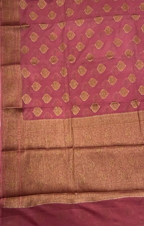 Humairah_Presents_Pure_Handloom_Mauve_Chiffon_Floral_Mina_Copper_Zari_Booti_with_Paisley_Mina_Zari_Border_with_Mauve_Blouse