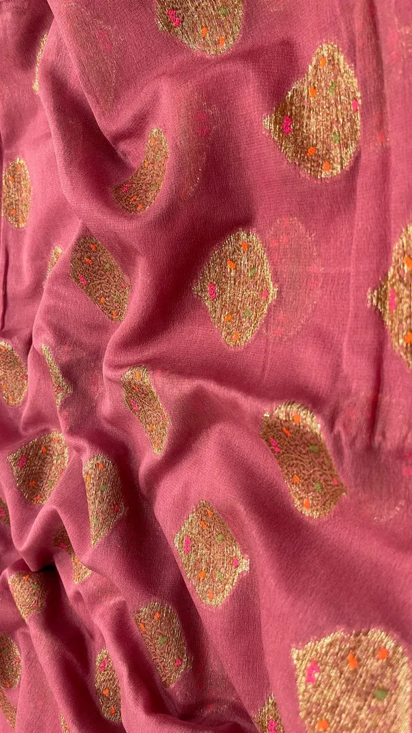Humairah_Presents_Pure_Handloom_Mauve_Chiffon_Floral_Mina_Copper_Zari_Booti_with_Paisley_Mina_Zari_Border_with_Mauve_Blouse