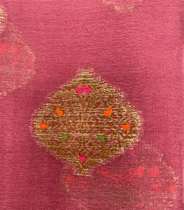 Humairah_Presents_Pure_Handloom_Mauve_Chiffon_Floral_Mina_Copper_Zari_Booti_with_Paisley_Mina_Zari_Border_with_Mauve_Blouse