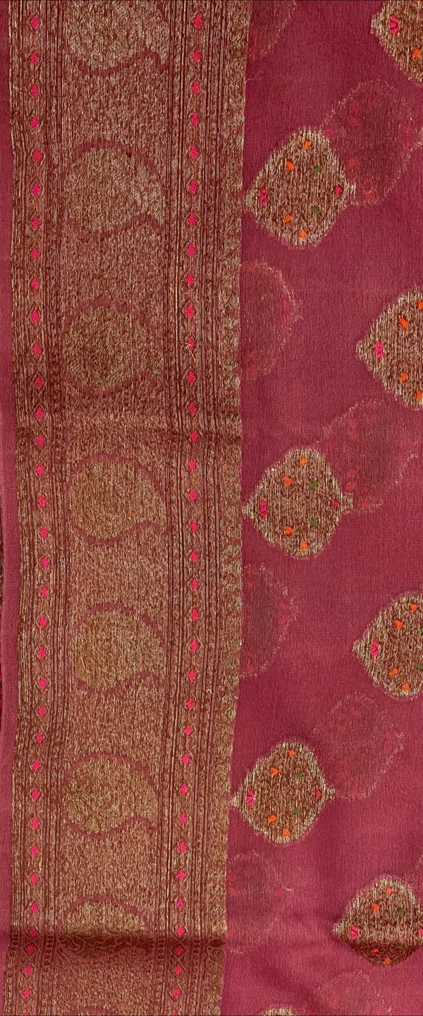 Humairah_Presents_Pure_Handloom_Mauve_Chiffon_Floral_Mina_Copper_Zari_Booti_with_Paisley_Mina_Zari_Border_with_Mauve_Blouse