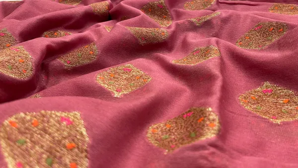 Humairah_Presents_Pure_Handloom_Mauve_Chiffon_Floral_Mina_Copper_Zari_Booti_with_Paisley_Mina_Zari_Border_with_Mauve_Blouse