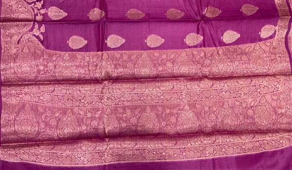 Humairah_Pure_Handwoven_Magenta_Tussar_Silk_Copper_Floral_Zari_Booti_with_Leheriya_Zari_Border_and_Big_Boota_Pallu_with_Magenta_Blouse