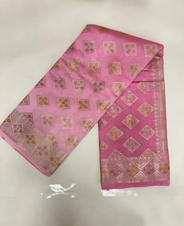 Humairah_Pure_Handloom_Baby_Pink_Cotton_Golden_Zari_Hand_Painted_Booti_with_Golden_Zari_Zig-Zag_Handpainted_Pallu_Zari_Border_and_Baby_Pink_Blouse