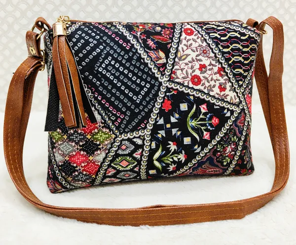 https://d1311wbk6unapo.cloudfront.net/NushopCatalogue/tr:f-webp,w-600,fo-auto/bXRgd0y6_J97MPKBUB3_2024-08-05_1.jpeg__Raj ladies purse