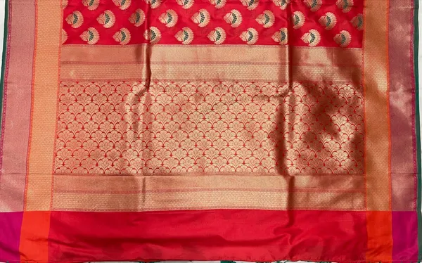Humairah_Presents_Red_Katan_Silk_Floral_Zari_Minakari_Booti_with_Banarasi_2D_Zari_Border_and_Floral_Pallu_with_Red_Blouse