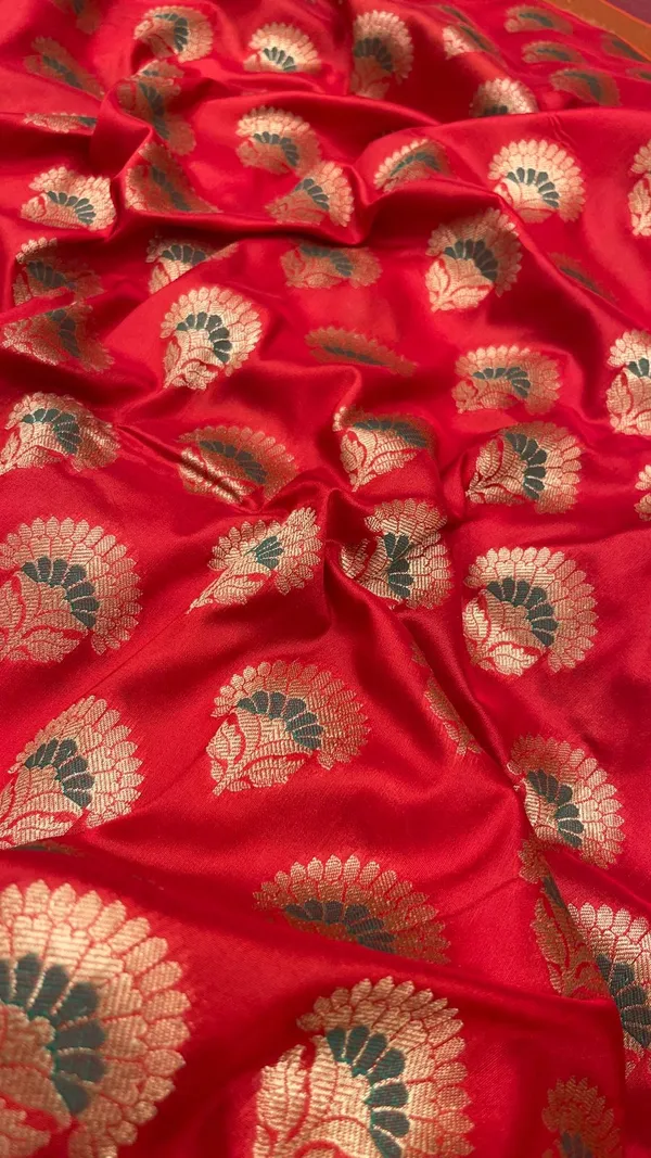 Humairah_Presents_Red_Katan_Silk_Floral_Zari_Minakari_Booti_with_Banarasi_2D_Zari_Border_and_Floral_Pallu_with_Red_Blouse