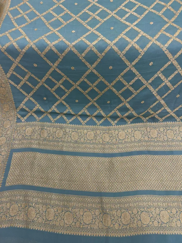 Humairah_Timeless_Elegance_Pure_Silk_Handwoven_Grey_Khaddi_Georgette_Jangla_Kadhwa_Zari_Jaal_with_Banarasi_Kadhwa_Border_and_Grey_Blouse_KHDDI_JNG_AHM_1