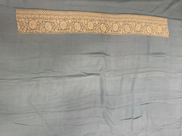 Humairah_Timeless_Elegance_Pure_Silk_Handwoven_Grey_Khaddi_Georgette_Jangla_Kadhwa_Zari_Jaal_with_Banarasi_Kadhwa_Border_and_Grey_Blouse_KHDDI_JNG_AHM_1