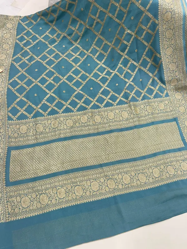 Humairah_Timeless_Elegance_Pure_Silk_Handwoven_Grey_Khaddi_Georgette_Jangla_Kadhwa_Zari_Jaal_with_Banarasi_Kadhwa_Border_and_Grey_Blouse_KHDDI_JNG_AHM_1