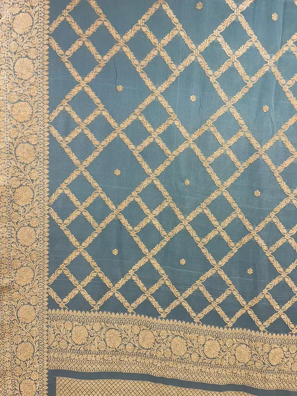 Humairah_Timeless_Elegance_Pure_Silk_Handwoven_Grey_Khaddi_Georgette_Jangla_Kadhwa_Zari_Jaal_with_Banarasi_Kadhwa_Border_and_Grey_Blouse_KHDDI_JNG_AHM_1