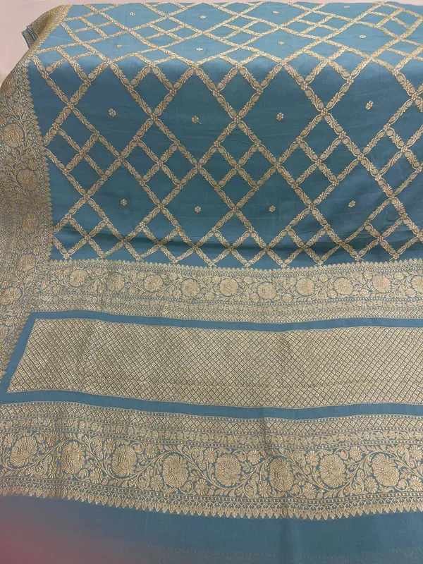 Humairah_Timeless_Elegance_Pure_Silk_Handwoven_Grey_Khaddi_Georgette_Jangla_Kadhwa_Zari_Jaal_with_Banarasi_Kadhwa_Border_and_Grey_Blouse_KHDDI_JNG_AHM_1
