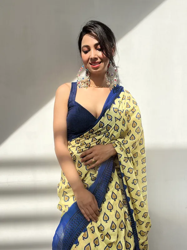 Ikkat_Print_Pure_Soft_Cotton_saree_With_Blouse_Piece