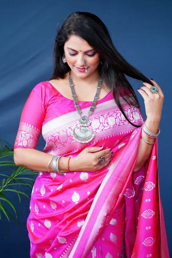 https://d1311wbk6unapo.cloudfront.net/NushopCatalogue/tr:f-webp,w-600,fo-auto/dVLoqitH_N3RNRMWYRR_2023-01-19_1.jpg__Royal Rajgharana Sarees