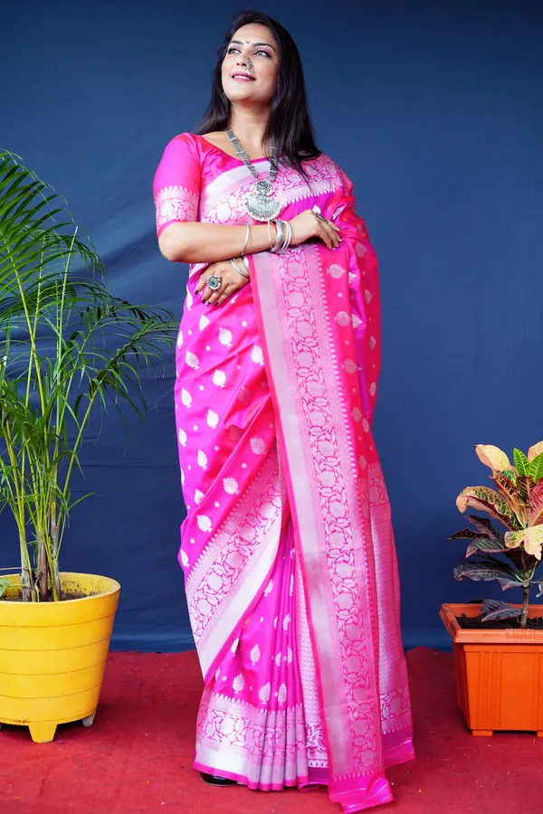 Pink_Colour_Pure_Paithani_Silk_Saree_With_Rich_Pallu_And_Unstiched_Blouse_Piece.