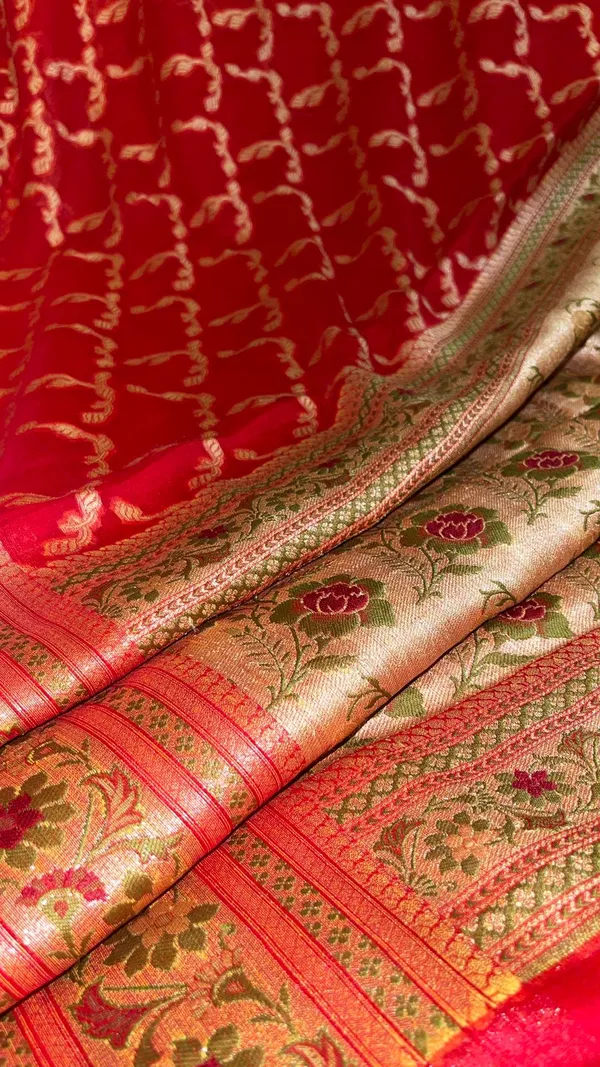 Humairah_Presents_Pure_Handloom_Red_Chiffon_Gold_Zari_Jaal_with_Floral_Mina_Jaal_Anchal_and_Tilfi_Zari_Border_with_Red_Blouse
