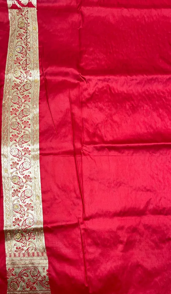 Humairah_Presents_Dark_Green_Stone_Work_Golden_Zari_Booti_with_Contrast_Red_Paisely_Lehariya_Pallu_Zari_Border_with_Red_Blouse_Banarasi_Saree