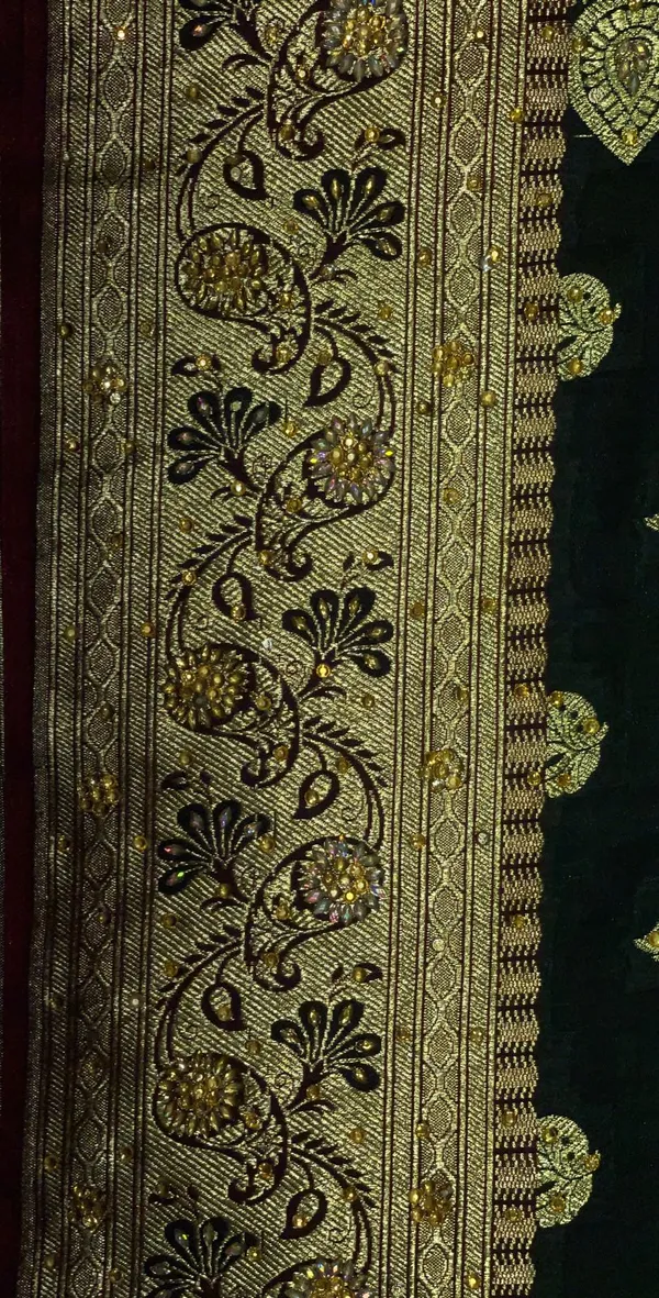 Humairah_Presents_Dark_Green_Stone_Work_Golden_Zari_Booti_with_Contrast_Red_Paisely_Lehariya_Pallu_Zari_Border_with_Red_Blouse_Banarasi_Saree