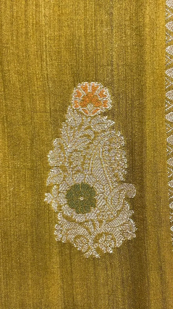 Humairah_Pure_Handwoven_Olive_Green_Pure_Muga_Silk_Floral_Zari_Mina_Booti_Minakari_Jaal_Anchal_with_Minakari_Zari_Border_Banarasi_Saree_with_Olive_Green_Blouse_piece